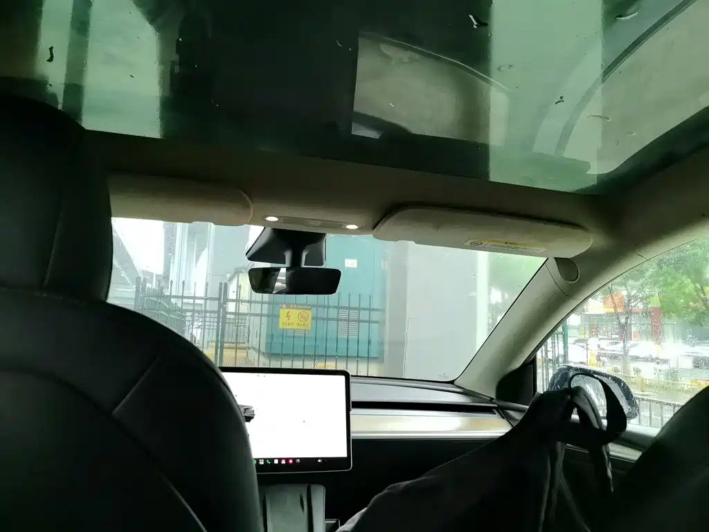 Tesla Model Y — миниатюра 19