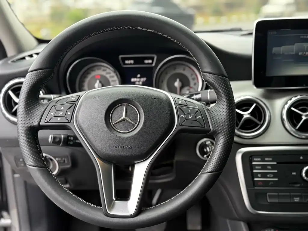 MERCEDES-BENZ GLA