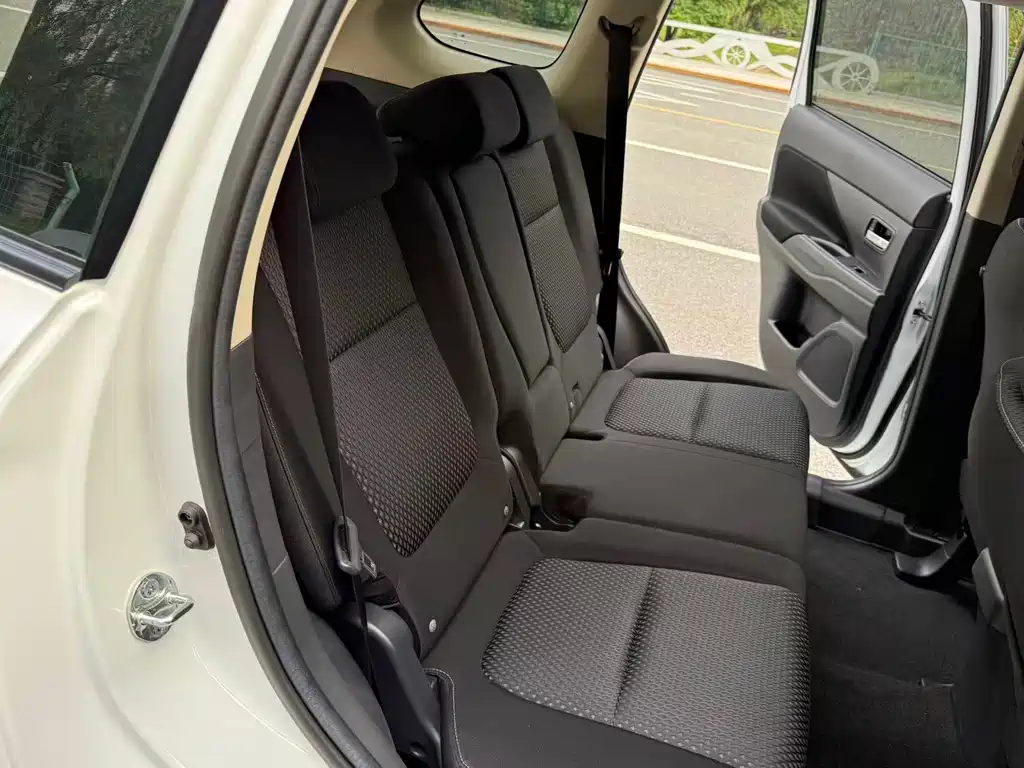 Mitsubishi Outlander — миниатюра 7