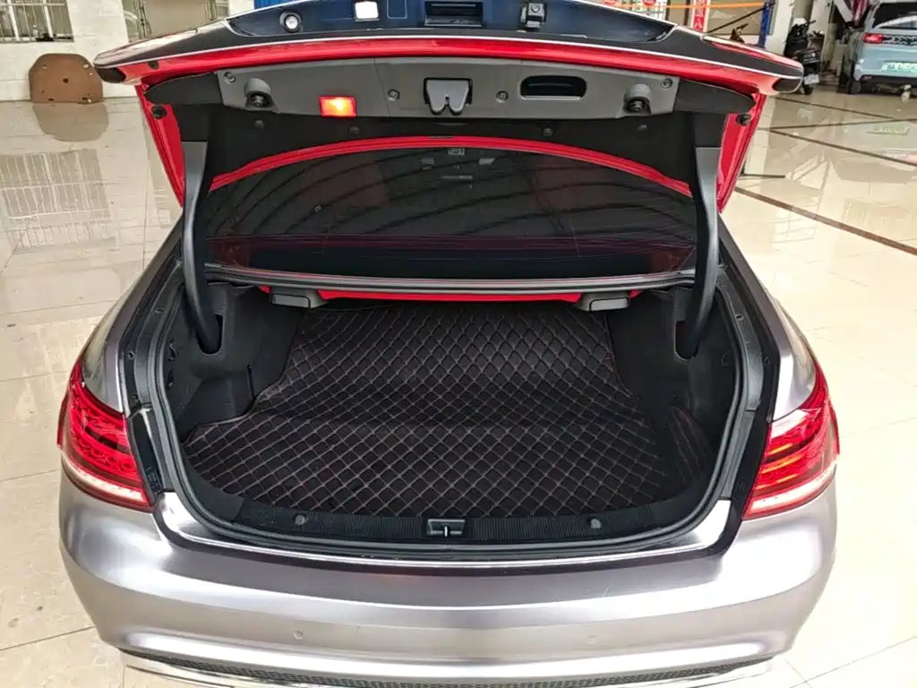 Mercedes-Benz E-Class (Import) — миниатюра 19