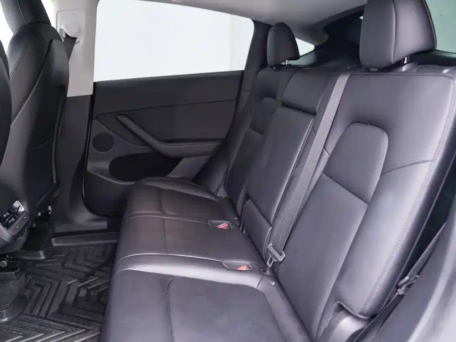 Tesla Model Y — миниатюра 12