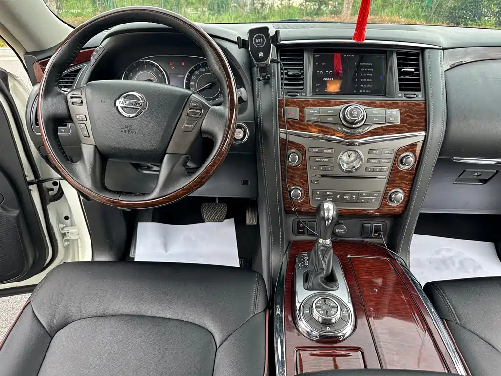 Nissan Patrol — миниатюра 10