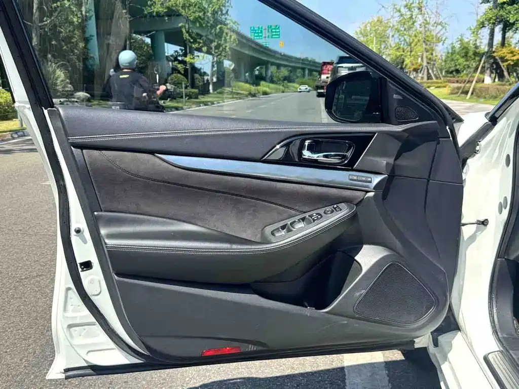 Nissan Cima — миниатюра 8