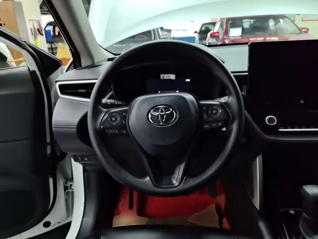 Toyota Corolla Cross — миниатюра 11