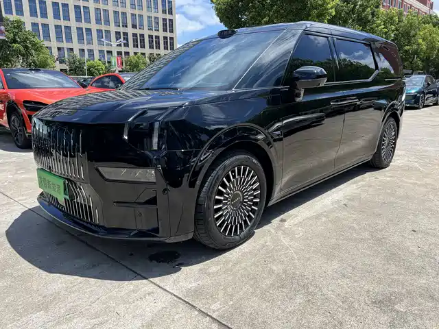 2025 Zeekr 009