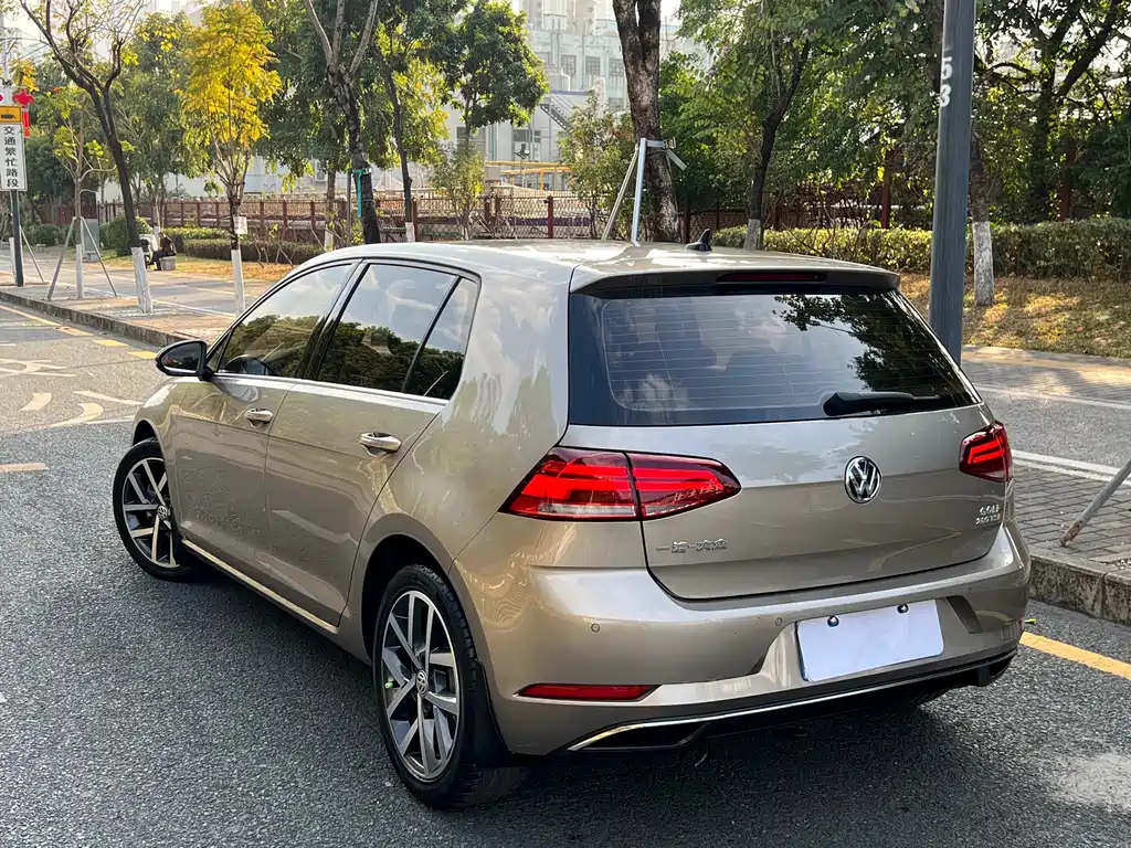 VOLKSWAGEN GOLF