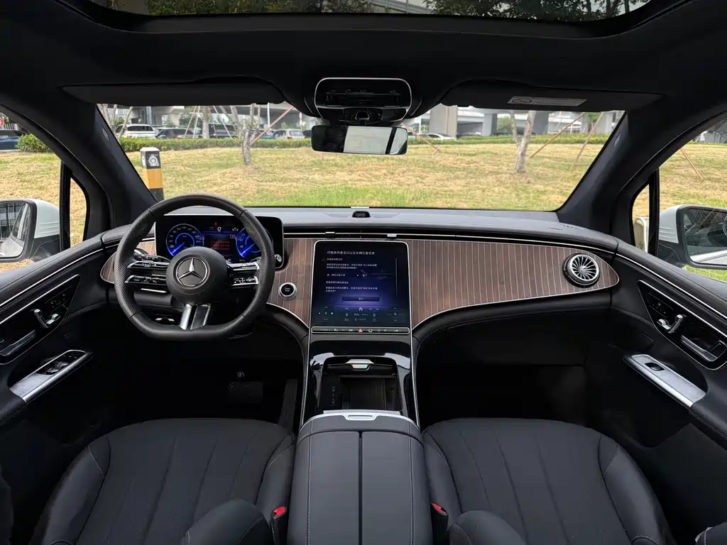 Mercedes-Benz EQE SUV — миниатюра 16