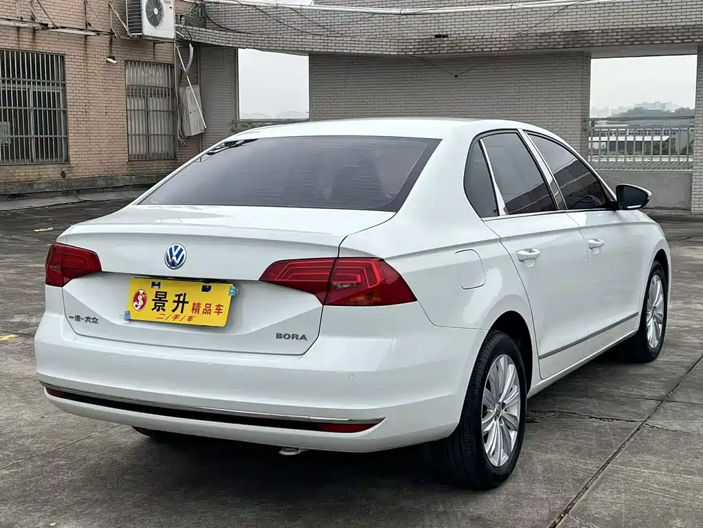 VOLKSWAGEN BORA