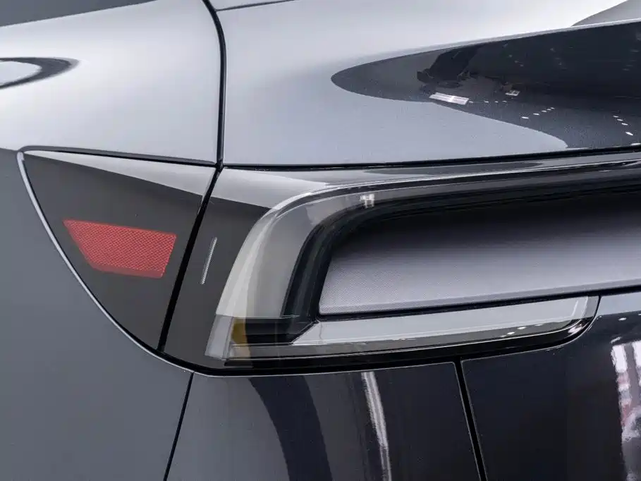 Tesla Model Y — миниатюра 25