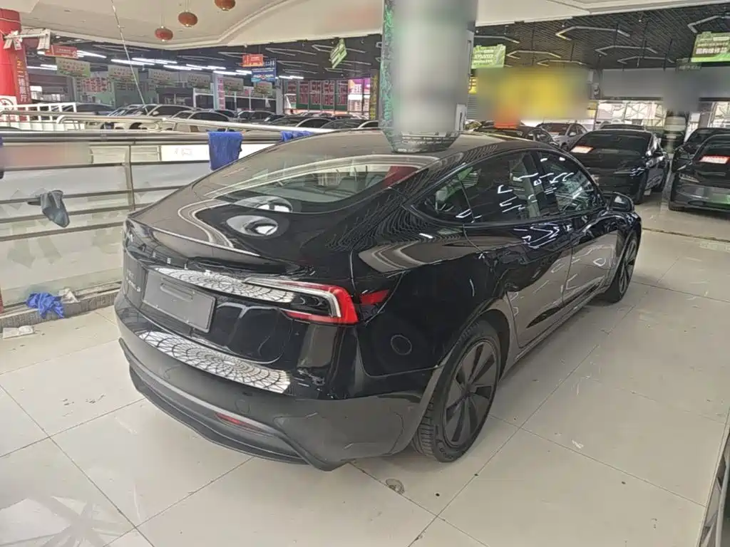 Tesla Model 3 — миниатюра 7