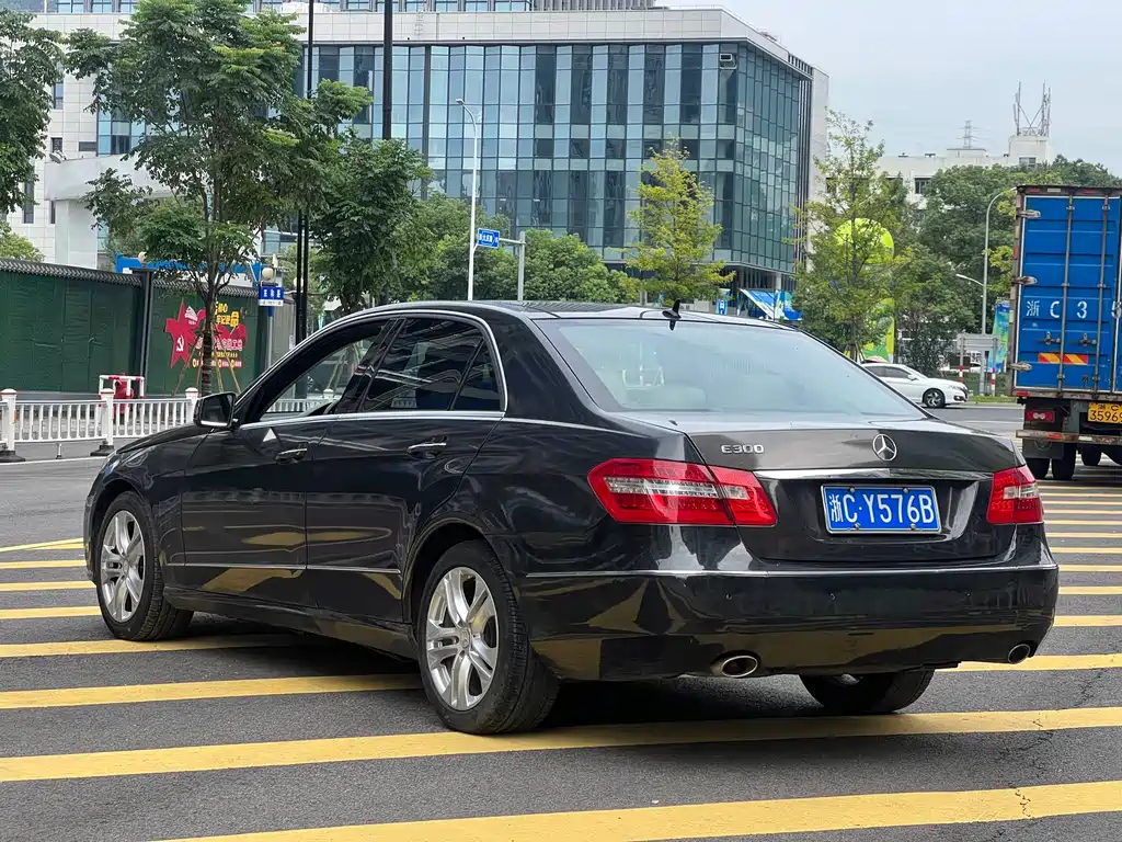 Mercedes-Benz E-Class — миниатюра 8