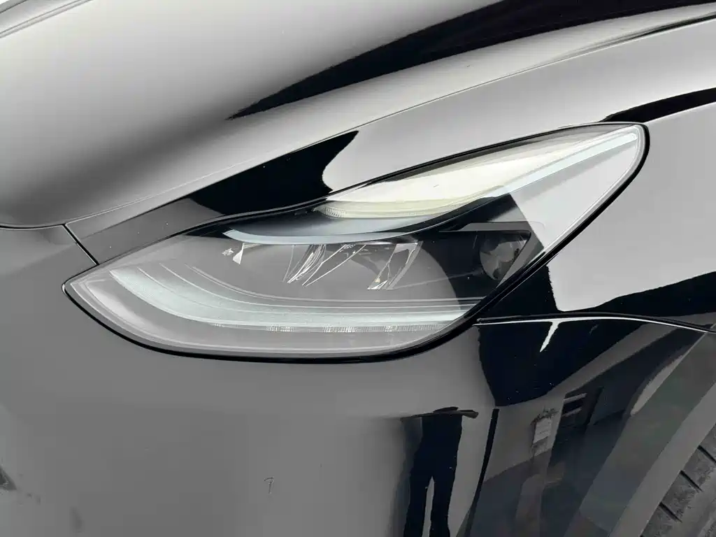 Tesla Model Y — миниатюра 17