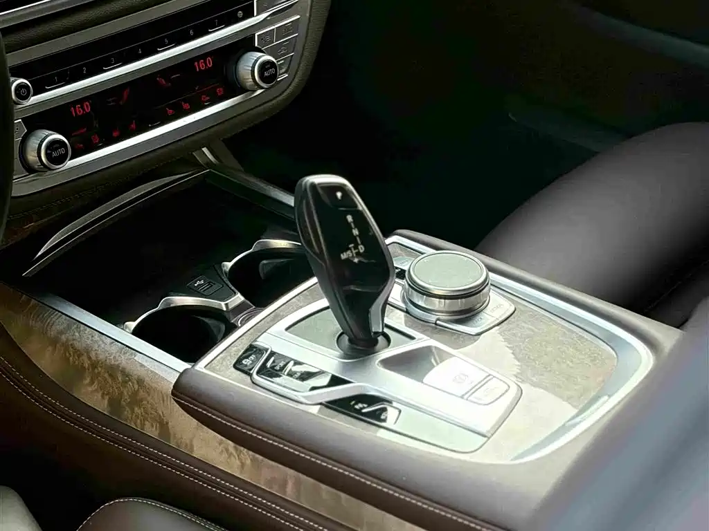 BMW 7 Series — миниатюра 14
