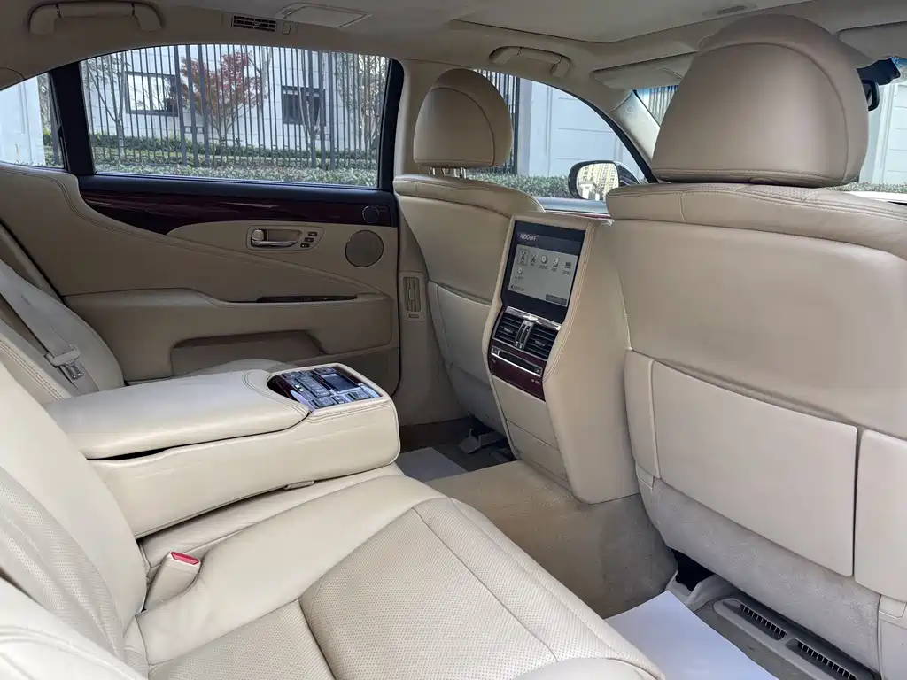 Lexus LS — миниатюра 12