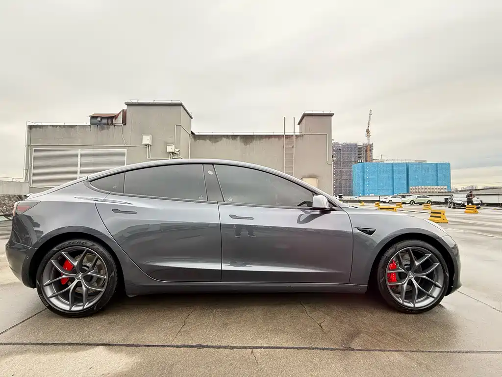 TESLA MODEL 3