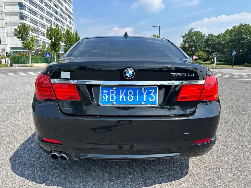 BMW 7 Series — миниатюра 6