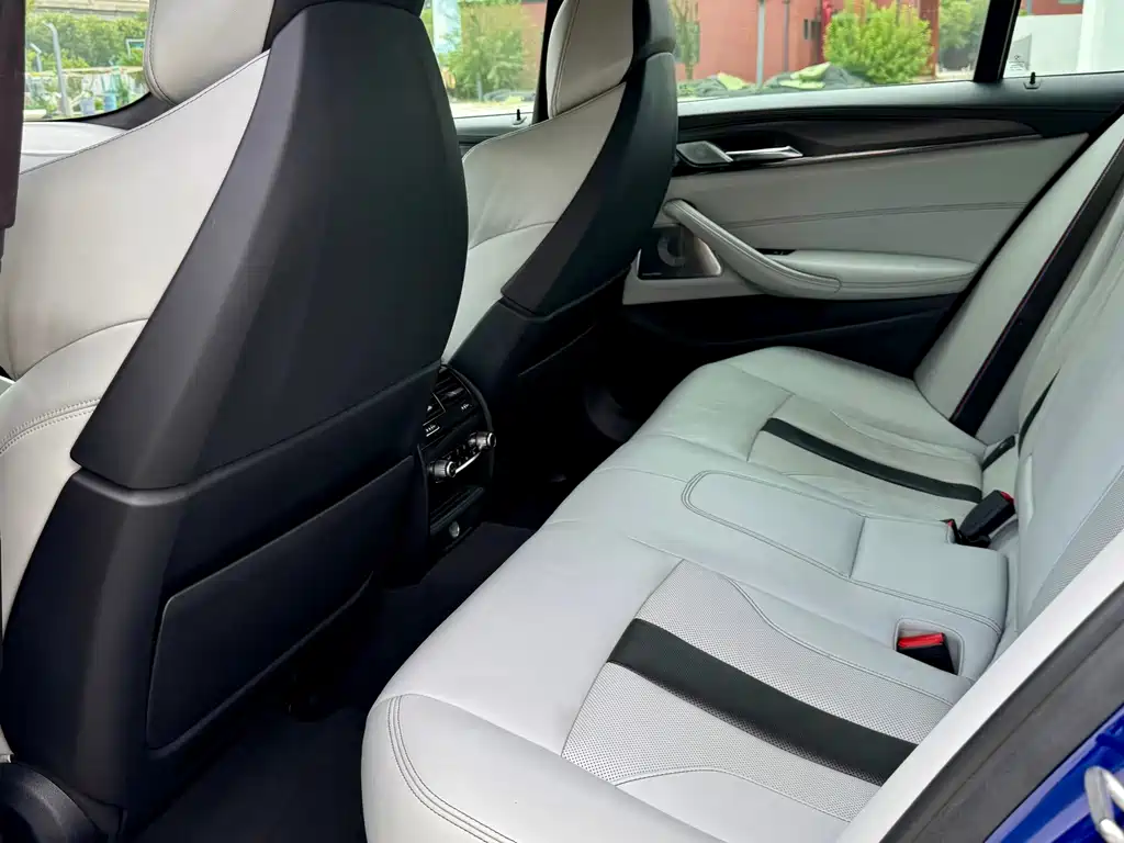 BMW M5 — миниатюра 12