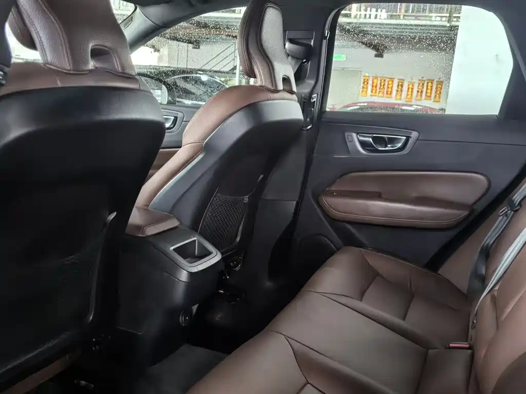 Volvo XC60 - фото 7