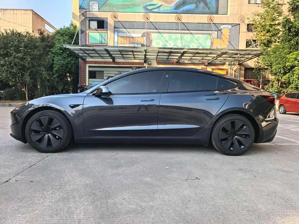 Tesla Model 3 — миниатюра 18