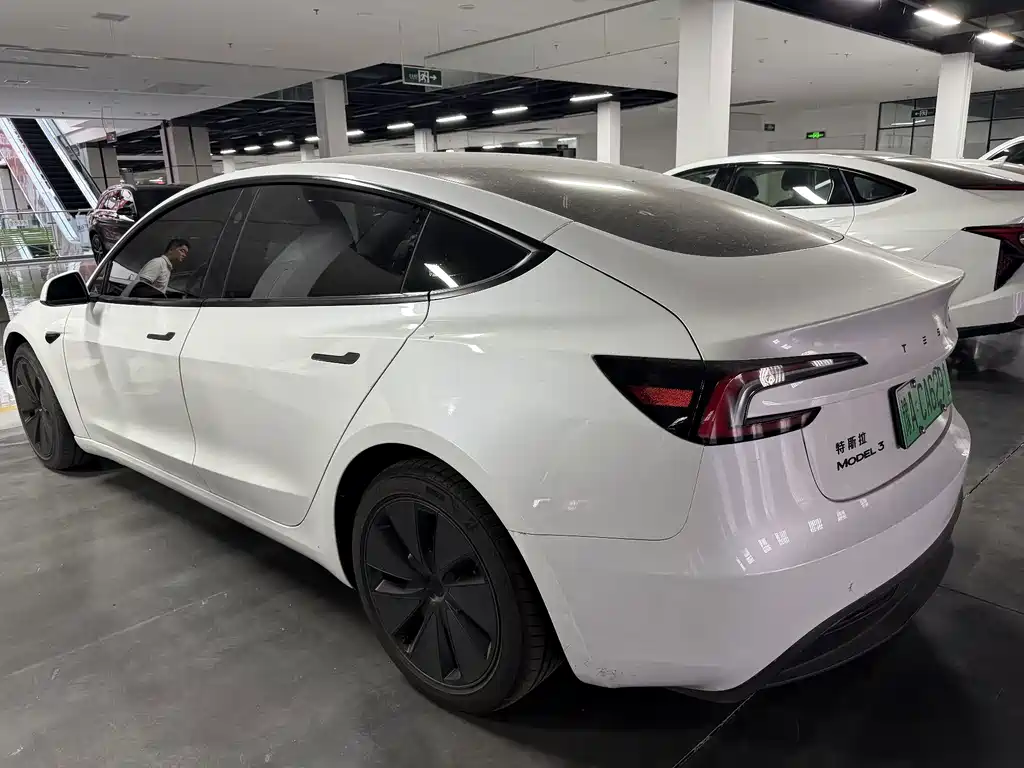 Tesla Model 3 — миниатюра 5