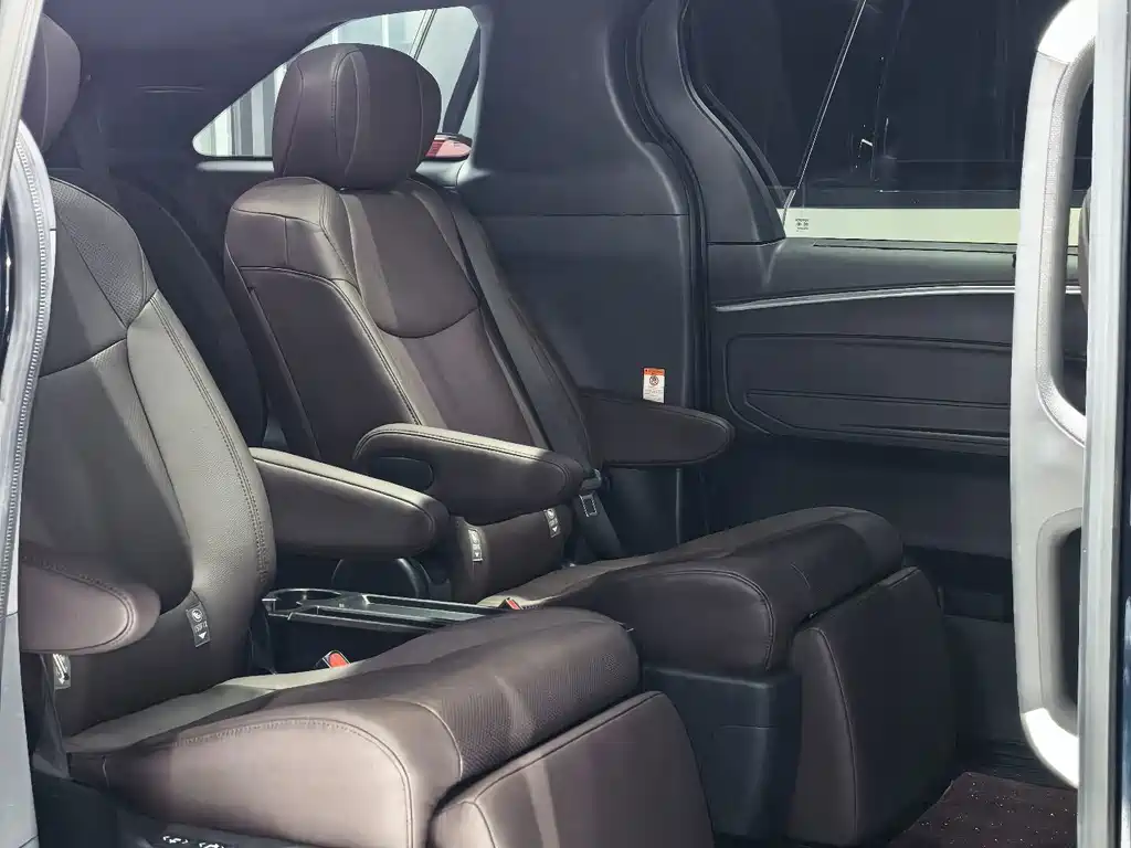 Toyota Granvia 2.5L Hybrid Flagship VIP Edition, фото 3