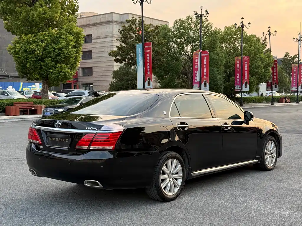 Toyota Crown — миниатюра 8