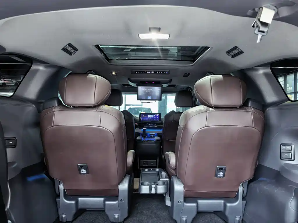 Toyota Granvia 2.5L Hybrid Flagship VIP Edition, фото 8