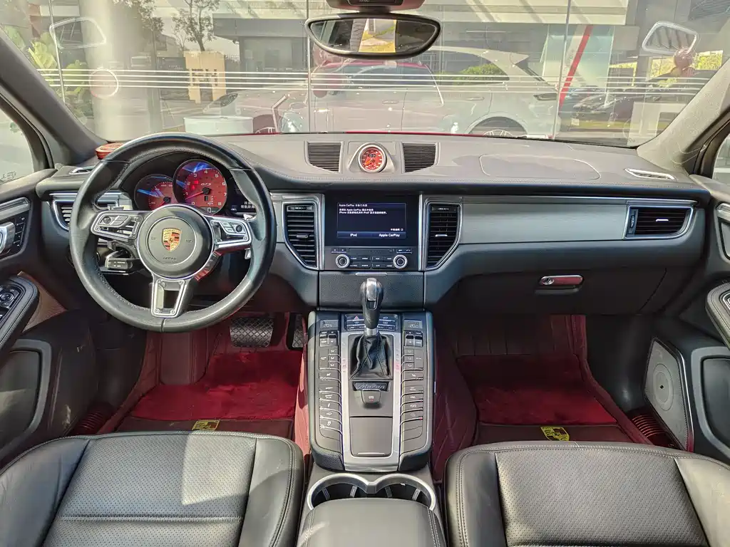 PORSCHE MACAN