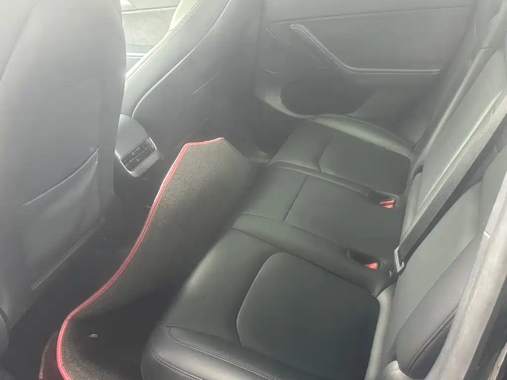 Tesla Model Y — миниатюра 5