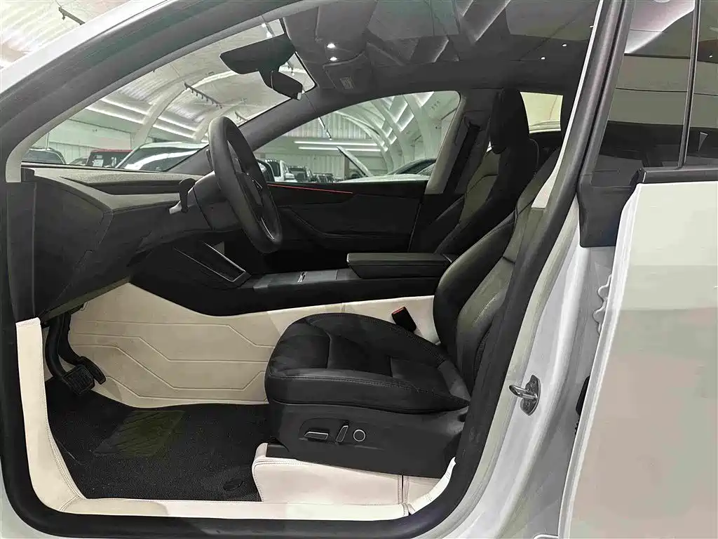 Tesla Model Y — миниатюра 10