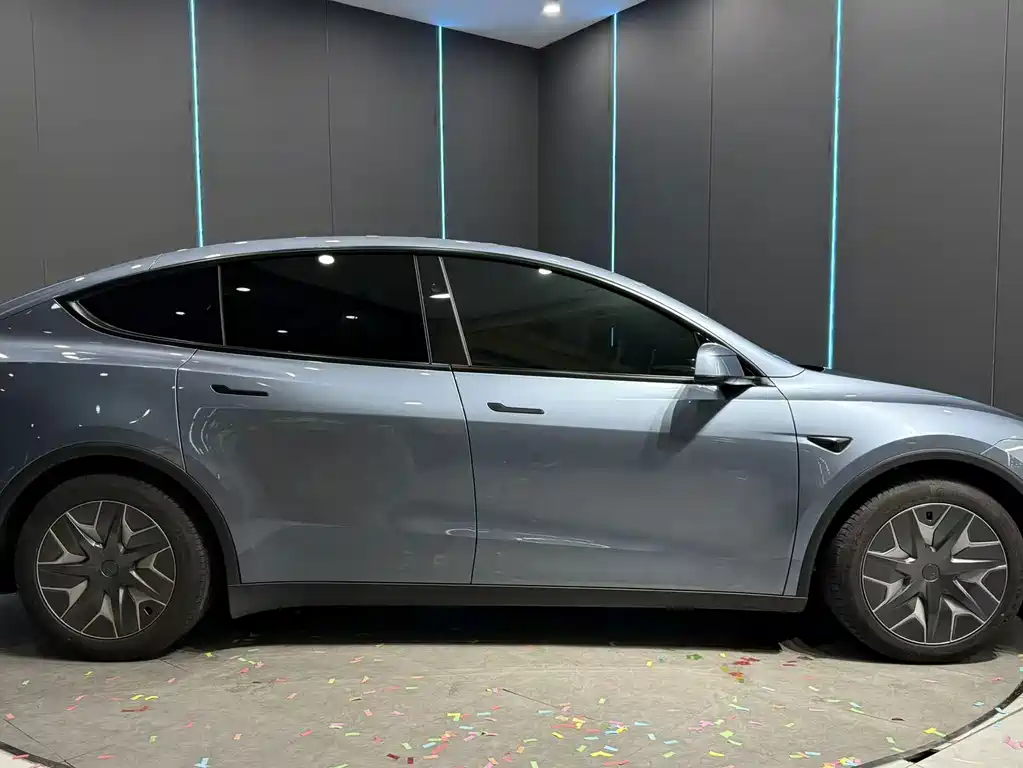 Tesla Model Y L — миниатюра 4