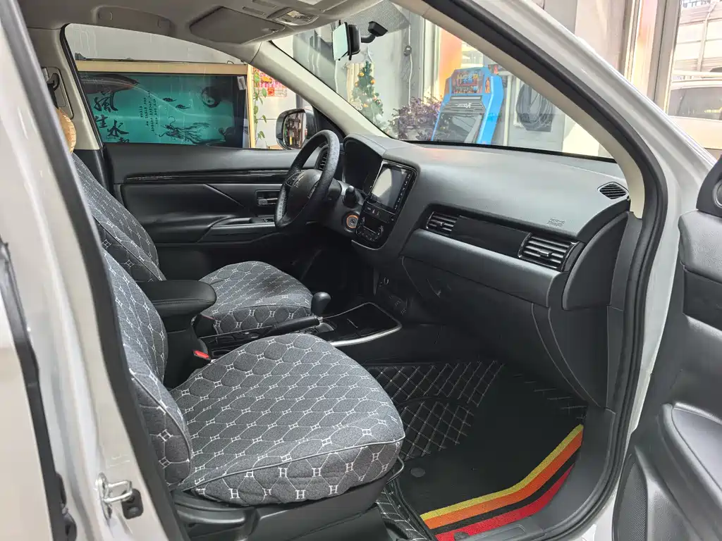 MITSUBISHI OUTLANDER