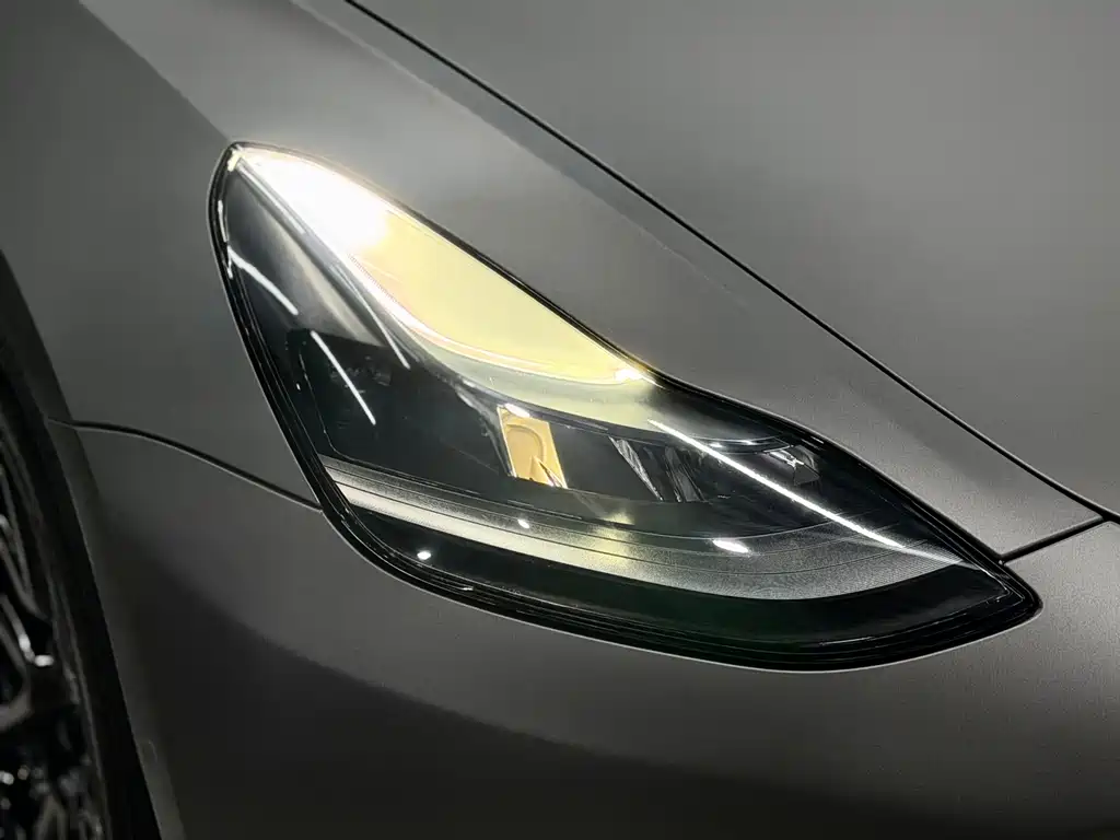 Tesla Model 3 — миниатюра 16