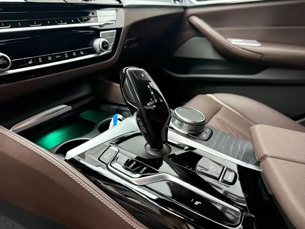 BMW 5 Series — миниатюра 10