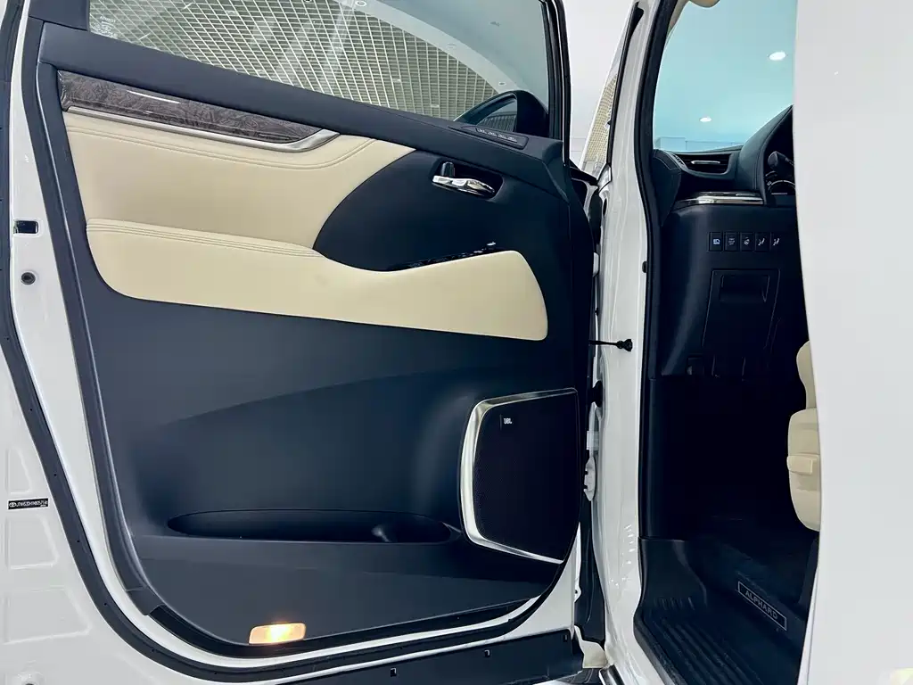 Toyota Alphard — миниатюра 22