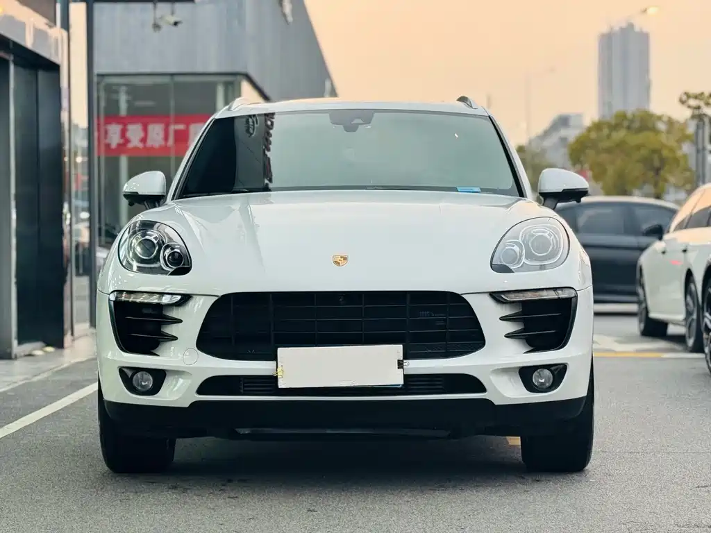 PORSCHE MACAN