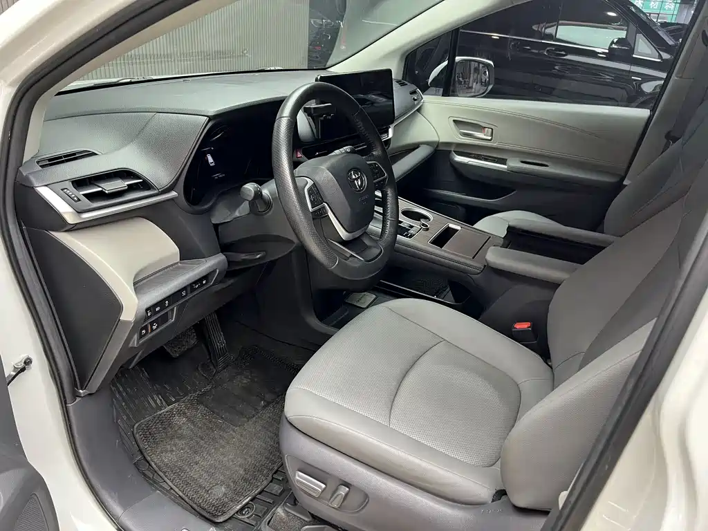 Toyota Granvia — миниатюра 9