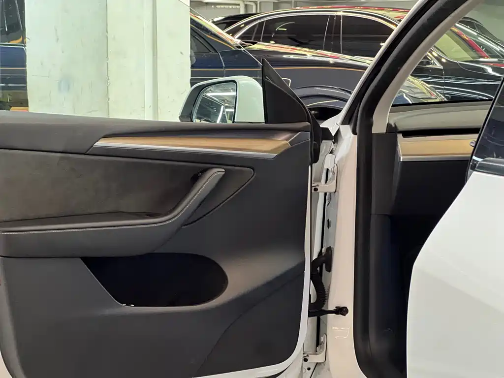 Tesla Model Y — миниатюра 14