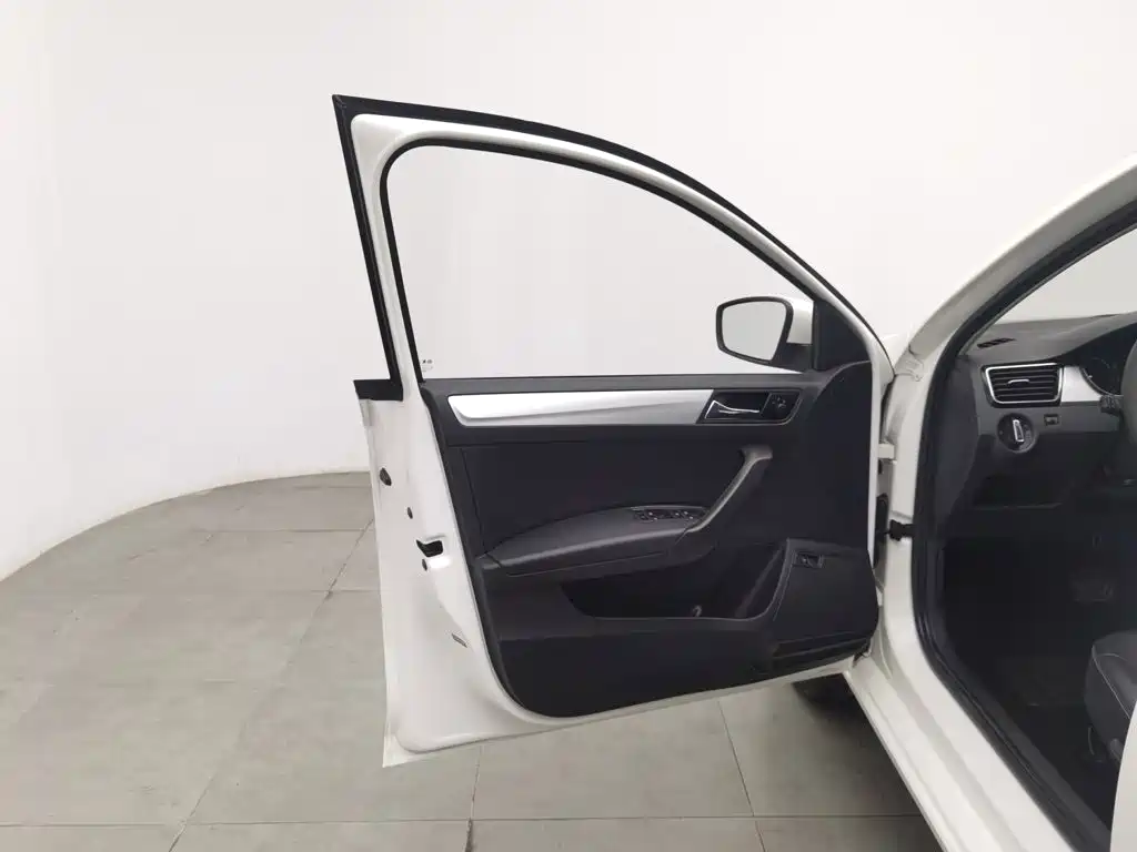 Skoda Rapid — миниатюра 8