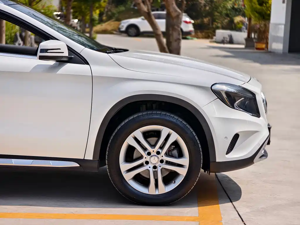 MERCEDES-BENZ GLA