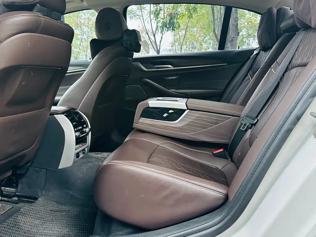 BMW 5 Series — миниатюра 9
