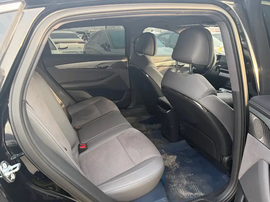 VOYAH LANTU CHASING LIGHT