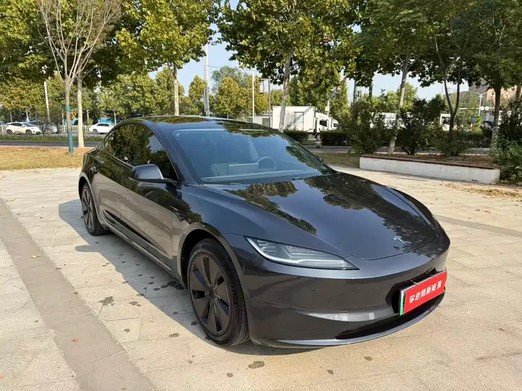 Tesla Model 3 — миниатюра 3