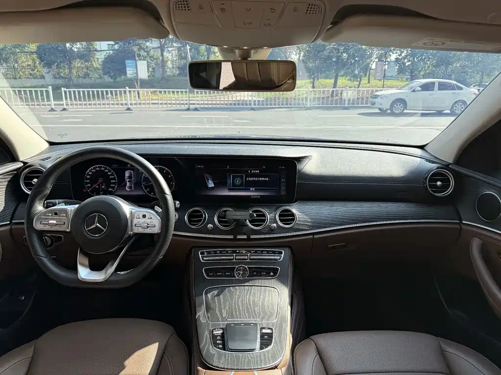 Mercedes-Benz E-Class — миниатюра 9