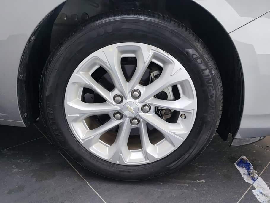 Chevrolet Monza 1.5 л 2023 г. Серебристо-серый, пробег 34700 км