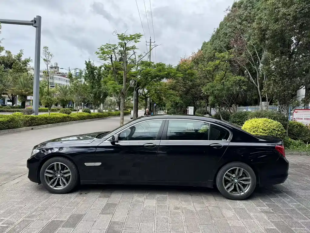 BMW 7 Series — миниатюра 7