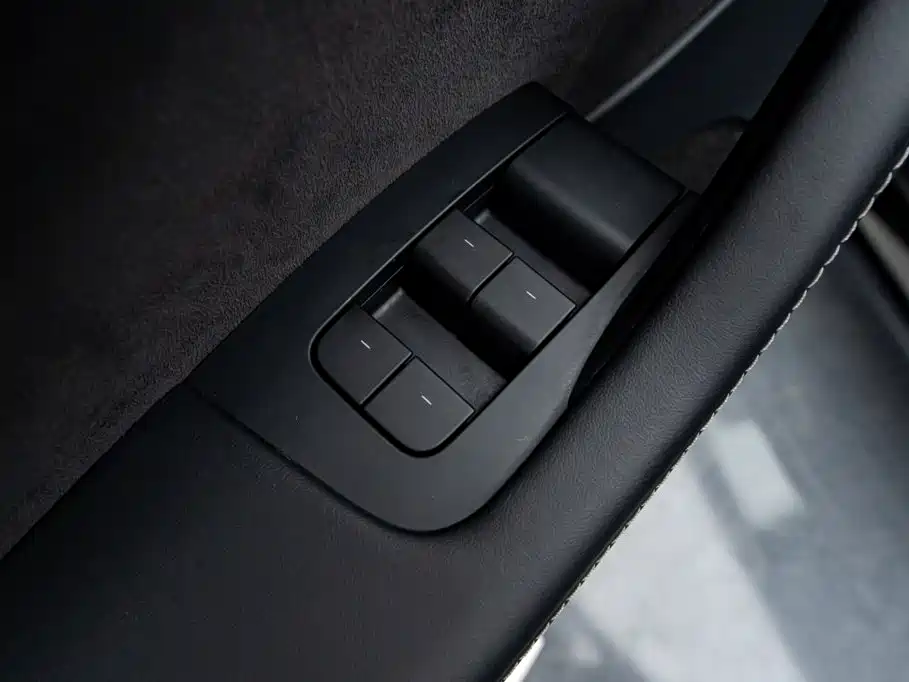Tesla Model Y — миниатюра 24