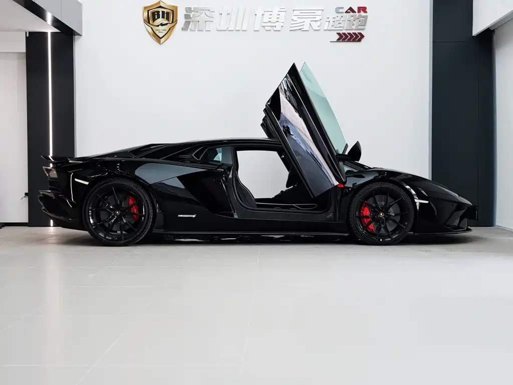 LAMBORGHINI AVENTADOR