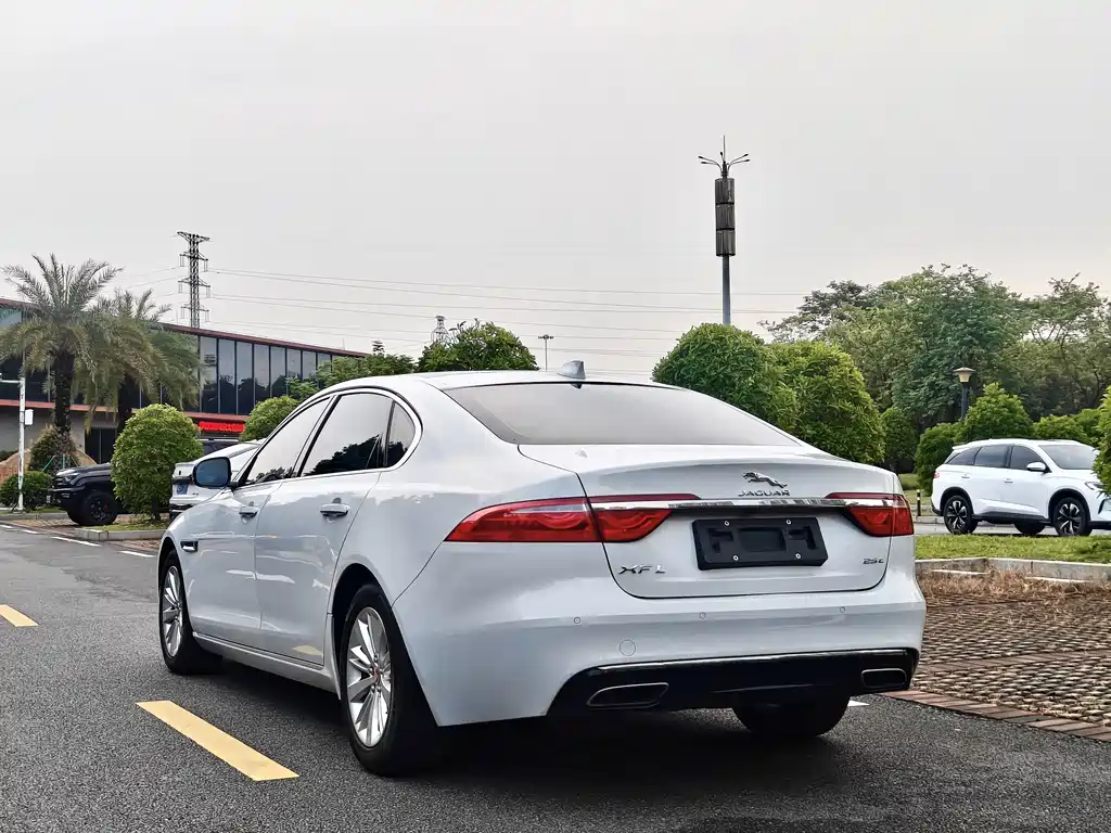 Jaguar XFL — миниатюра 7