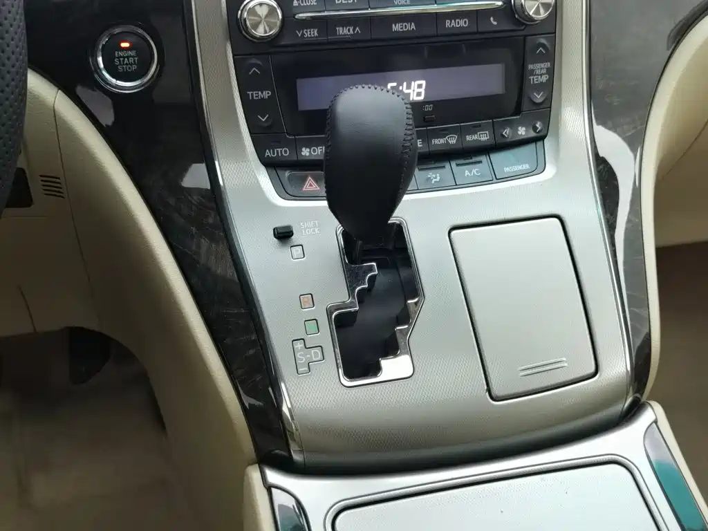 Toyota Alphard — миниатюра 13